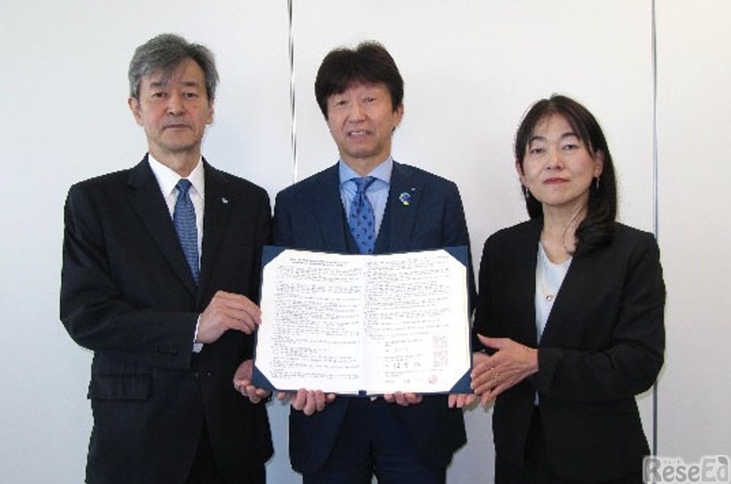 左から、梅原学長（横浜国立大学）、下田教育長（横浜市教育委員会）、大笹代表（教育ネット）