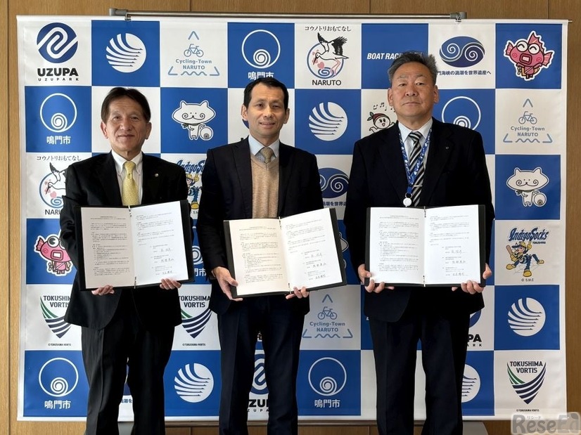 左から、泉理彦 鳴門市長、古屋輝周 KJホールディングス執行役員、阿部孝弘 鳴門市教育長
