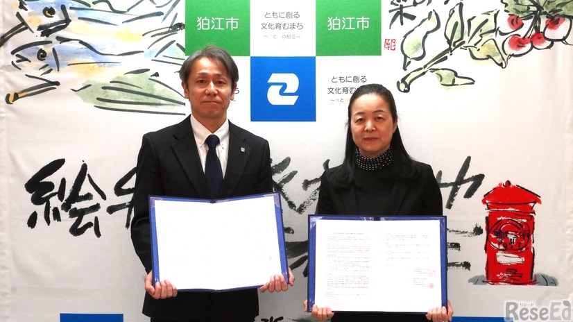 ルネサンス第1営業部部長の野口宏之氏（左）と狛江市教育委員会教育長の柏原聖子氏（右）