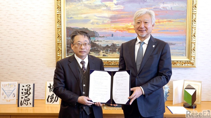 東亜学園高等学校の矢野隆校長（左）と片柳学園の千葉茂理事長（右）