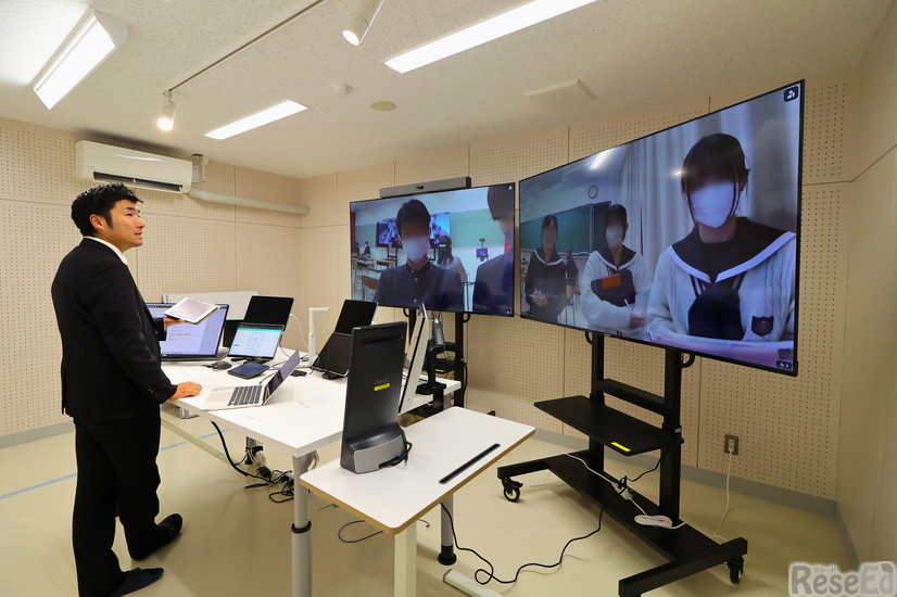 配信スタジオと学校をつないで行われる「双方向の授業」