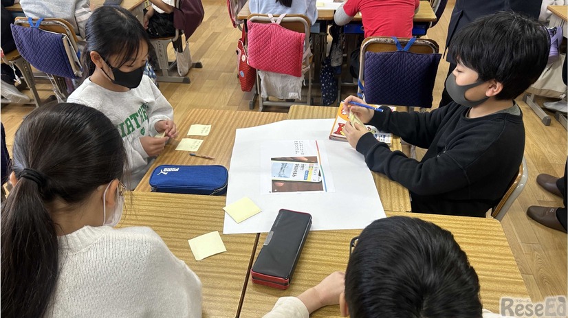 情報を広めた場合の影響について話し合う児童生徒（戸田市立戸田第一小学校）