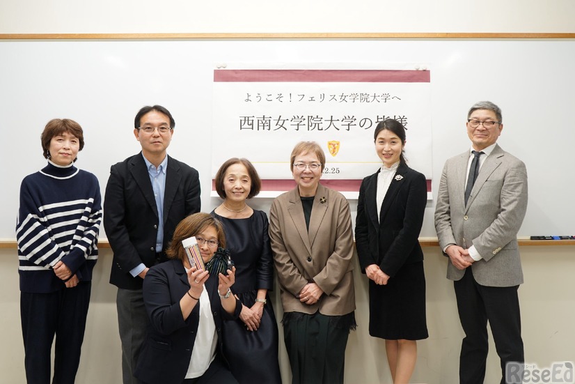 協定調印の記念式での記念撮影