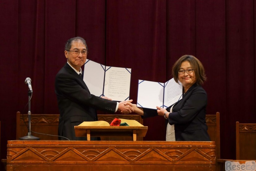 西南女学院大学の浅野学長（左）とフェリス女学院大学の上原副学長（右）