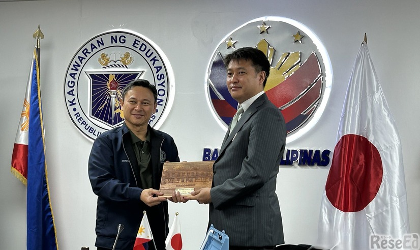 フィリピン教育省との覚書署名式のようす