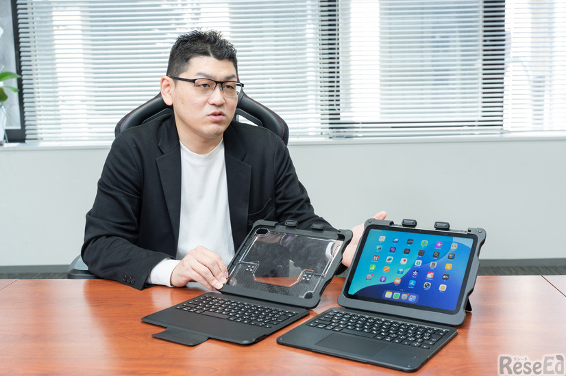 現場の声を受け、従来モデル（左）にあったマグネットで留まるフラップを新モデル（右）ではなくした