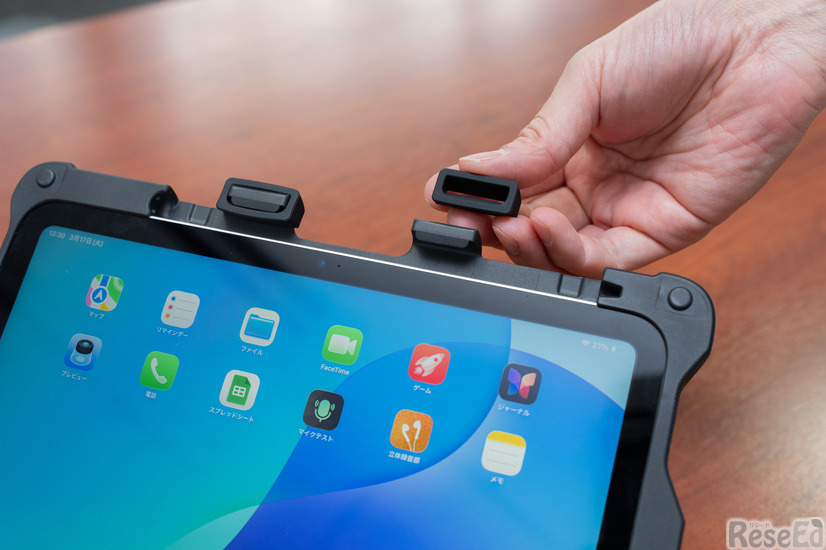 STMが日本の教育市場への展開に合わせて採用したゴムリング付きのペンホルダー