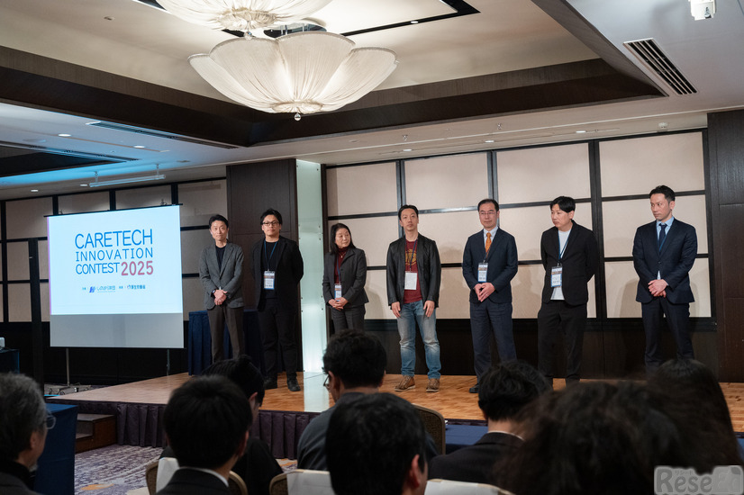 講評をする審査員の皆さん