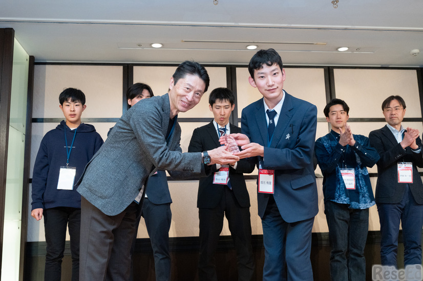 トロフィーを受け取る坂元有星さん