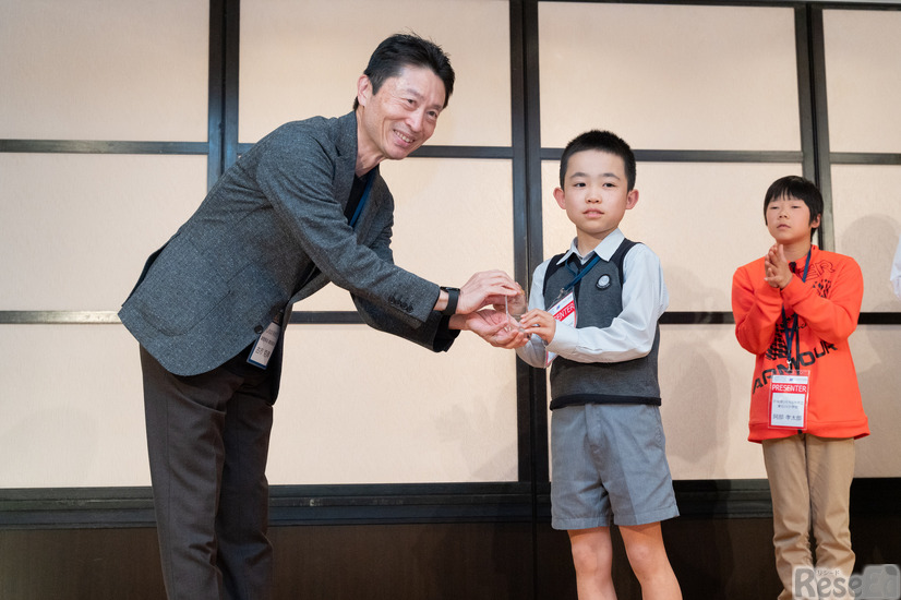 トロフィーを受け取る杉浦尭拓さん