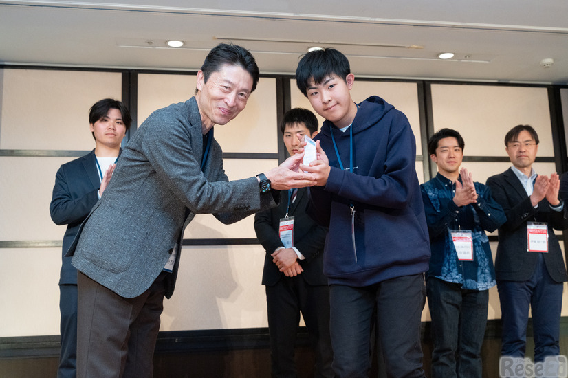 トロフィーを受け取る飯尾龍成さん