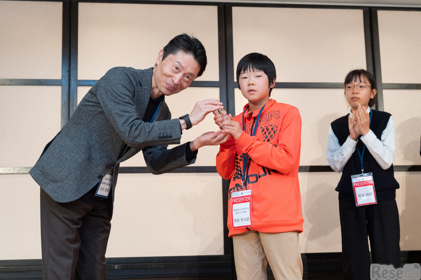 トロフィーを受け取る阿部孝太郎さん