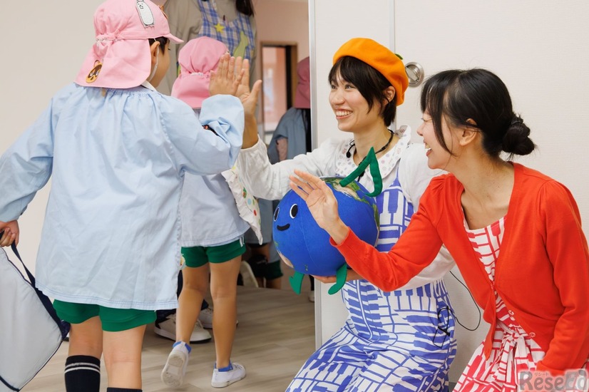 終演後に子供たちとハイタッチ