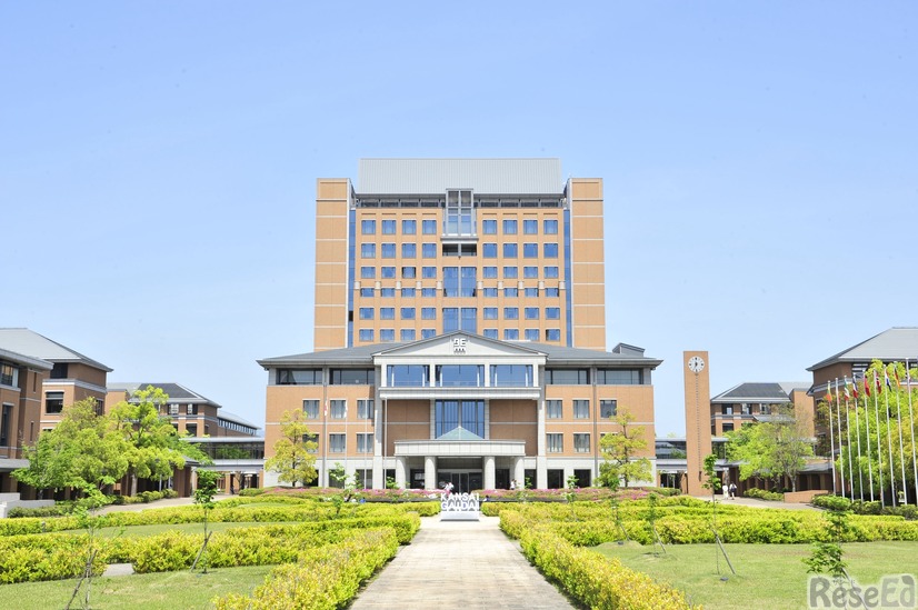 関西外国語大学ひらかた中宮キャンパス 正門からのぞむ本館