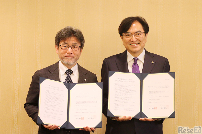 石川和哉酪農学園大学附属とわの森三愛高等学校校長（左）、西原廉太立教大学総長（右）