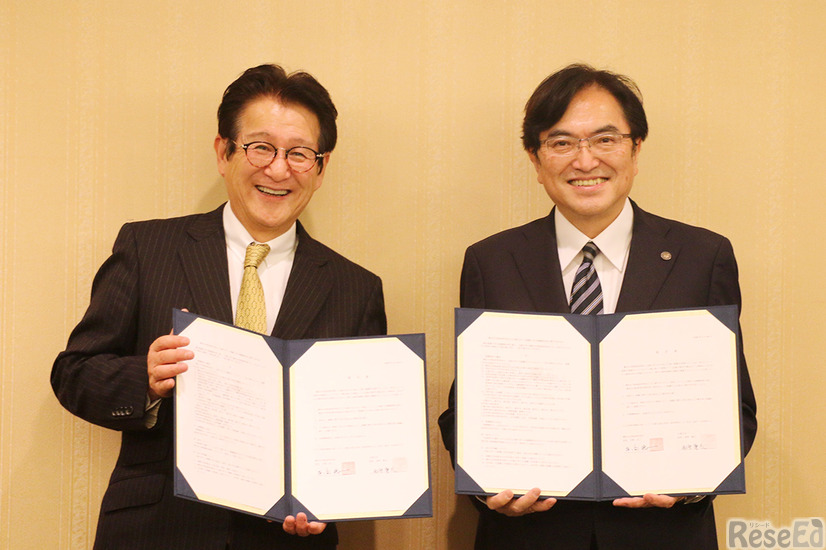 平間宏一横浜学院理事長・院長（左）、西原廉太立教大学総長（右）