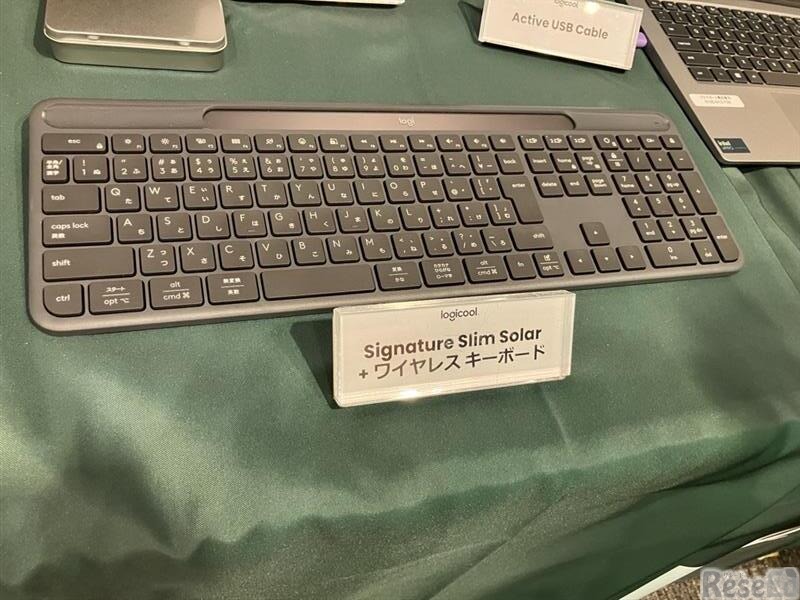 少ない光でも発電してくれるワイヤレスキーボード「signature slim solar」