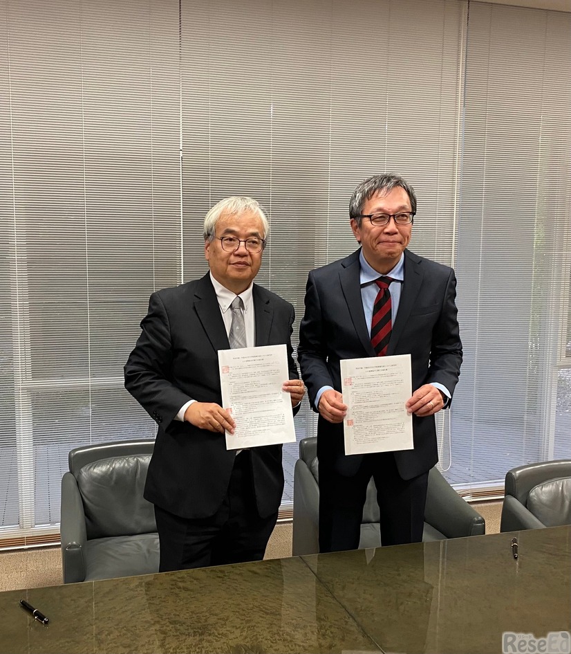 （左）明治学園髙橋英樹学園長、（右）早稲田大学大学院情報生産システム研究科の荒川雅生科長