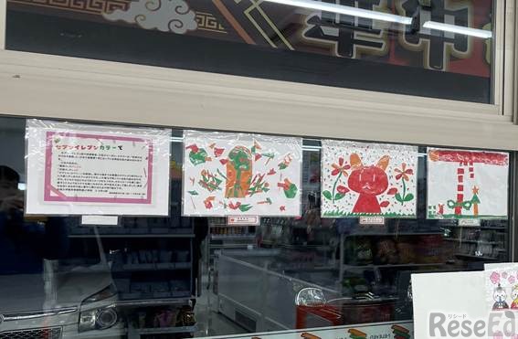 セブン‐イレブンの店内に展示されたようす