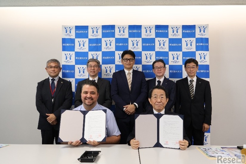 調印式終了後、出席者全員で記念写真。前列右から明治薬科大学　越前宏俊学長、西武学園文理高等学校・中学校・小学校 マルケス ペドロ校長、後列右から明治薬科大学 高取和彦高大連携推進委員長、　明治薬科大学 杉田隆副学長、西武学園文理高等学校　小長谷洋介高校副校長、佐藤亮彦高校教頭、下田崇夫募集対策室室長