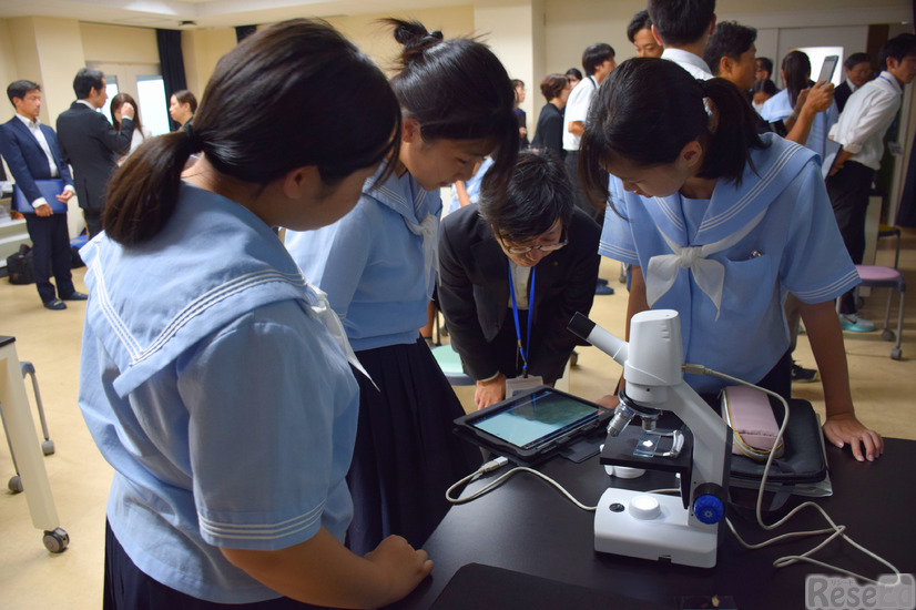 デジタル顕微鏡を用いてタブレットで観察するようす
