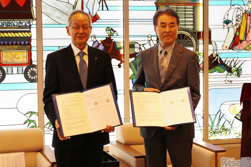 写真左から、京都先端科学大学の前田正史学長、京都外国語大学の北寿郎学長