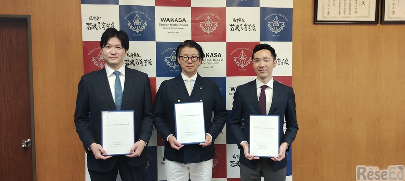 調印式のようす（左から小学館集英社プロダクション上根邦靖氏、福井県立若狭高等学校校長渡邉久暢氏、ネットアドバンス大和田啓太氏）