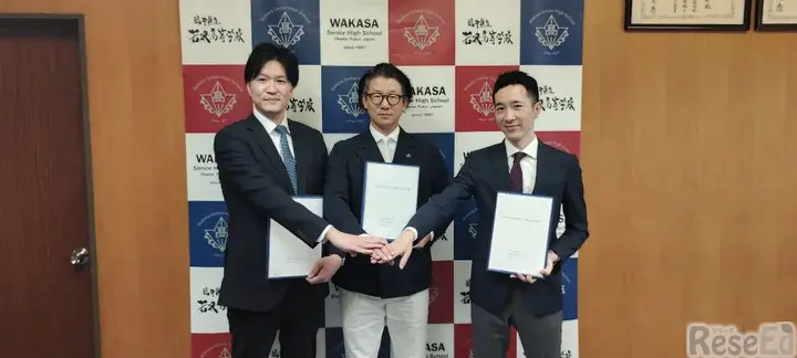 調印式のようす（左から小学館集英社プロダクション上根邦靖氏、福井県立若狭高等学校校長渡邉久暢氏、ネットアドバンス大和田啓太氏）