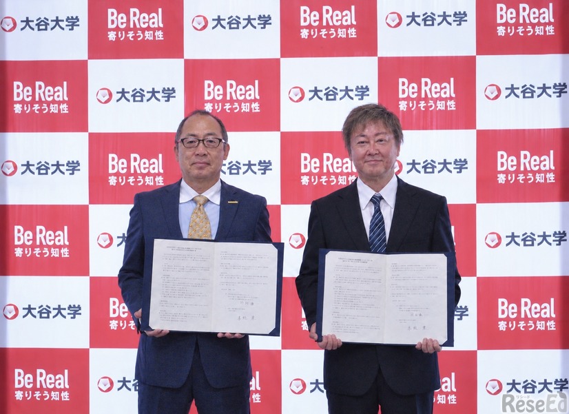 大谷大学の木越康学長（左）と櫛引雄一京都市保育園連盟理事長（右）
