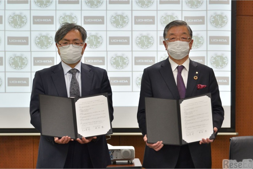協定書に署名した宮城教育大学の村松隆学長（左）と内田洋行の大久保昇社長（右）