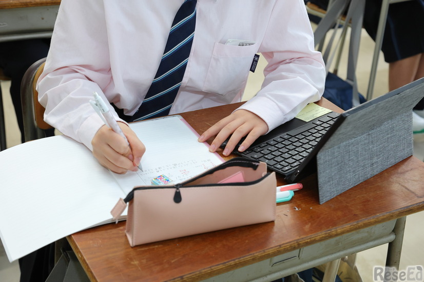 コンパクトなASUS Chromebook、筆箱、ノートを机上に設置して授業に臨む