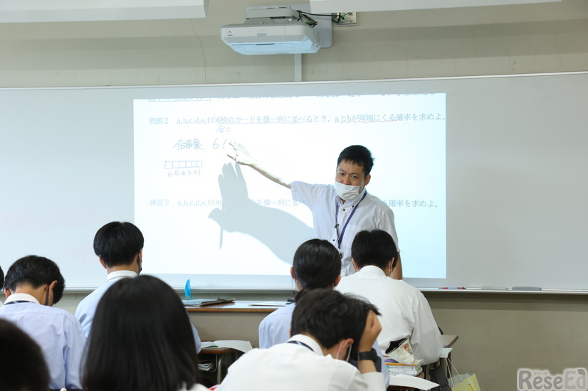 電子黒板にプリントを投影して授業を展開する奥田先生