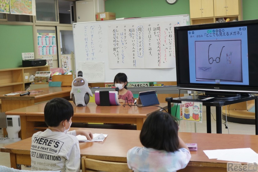 横浜市立本牧南小学校での「LOVOT」とSDGsを使った授業のようす