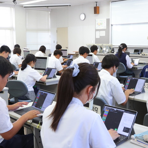 Copilot×Surfaceで学ぶプログラミング、佐賀県立致遠館高等学校が挑む生成AI活用 画像