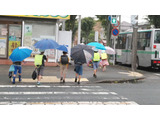 【クレーム対応Q＆A】雨の日、通学路に広がって歩き危険 画像