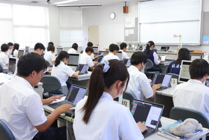 Copilot×Surfaceで学ぶプログラミング、佐賀県立致遠館高等学校が挑む生成AI活用