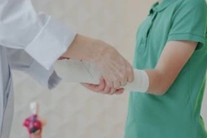 【クレーム対応Q＆A】学校でケガ、慰謝料を払ってほしい