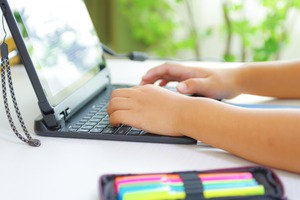 デジタル教科書「小4以下は適当でない」文科大臣