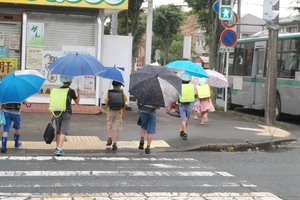 【クレーム対応Q＆A】雨の日、通学路に広がって歩き危険