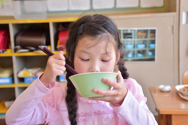 開始から1か月の「学校給食費の抜本的な負担軽減」、長期欠食の児童に対する支援は？ 画像