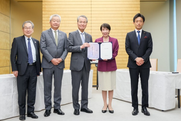 研究費を倍増へ、首相「基礎研究力は国力に直結」 画像
