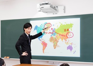 アイリスオーヤマ、PSレス「書けるプロジェクター」2機種発売 | 教育