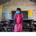 空っぽの教室に1人たたずむ11歳のアマトゥンさん（ウガンダ、2021年9月撮影）　(c) UNICEF_UN0535362_Abdul
