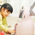 遠隔共同子育てロボット「ChiCaRo（チカロ）」で遊ぶ子供のようす