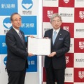 新潟県の花角英世知事（左）、東京医科大学の宮澤啓介学長（右）