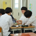 書かれている英文について周りを意見を交わす（英語の授業のようす）
