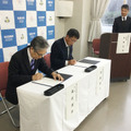 （左から）協定書に署名する福田学長（弘前大学）と齊藤校長（北海道北広島高校）