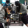 チームで大型ロボットを製作してものづくりのチームワークを学ぶ