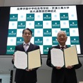 協定締結式のようす（左：芝浦工業大学 苅谷義治副学長、右：晃華学園中学校高等学校 大島正克校長）