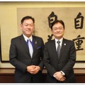 京都大学 湊長博 総長（右）とNTT川添雄彦 チーフエグゼクティブフェロー（IOWN Global Forum President and Chairperson、左）